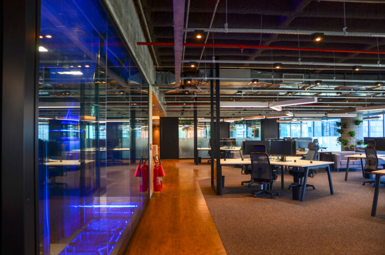 Escritório moderno da Lumapi, simbolizando inovação e tecnologia